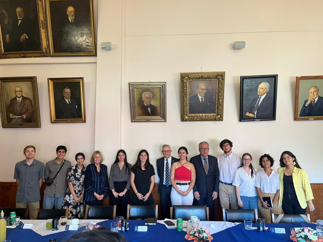 Durante su visita, la comisión evaluadora se reunió con alumnos y alumnas de la Facultad de Derecho U. de Chile.
