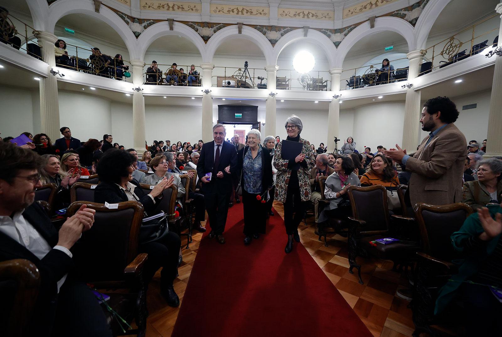 Cada año, la U. de Chile realiza esta ceremonia oficial, y a contar del 2023, entrega la Medalla Derechos Humanos y Democracia.