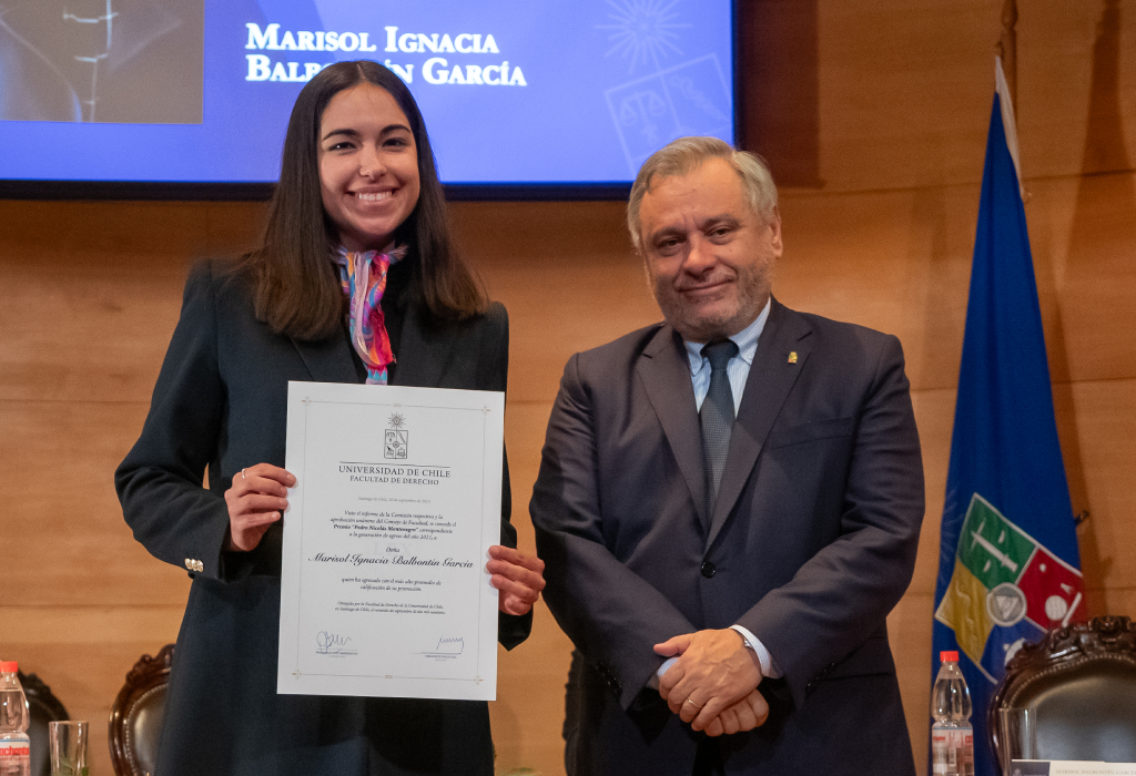 Marisol Balbontín García al momento de recibir el Premio "Montenegro" 2021.