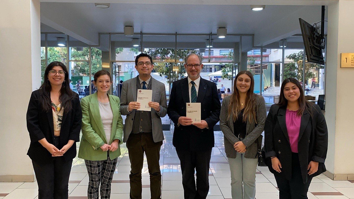 De izquierda a derecha: Giovannina Sutherland, Profesora Carolina Flores, Marcelo Molina, Profesor Luis Valentín Ferrada, María Victoria Kenig y Mariana Bruna.