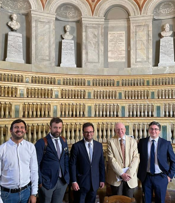 Junto al profesor Avilés, un representante de los alumnos de doctorado, y los profesores Giovanni Cordini, Damiano Fuschi y Guisepe Eicciardi, todos de la Universidad de Pavia.