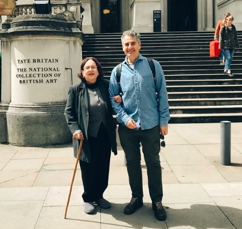 Marta Brañes junto a su hijo Andrés Velasco.