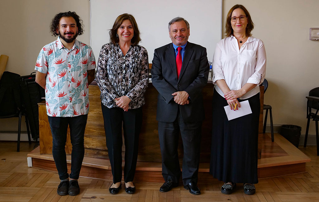 El asistente Antonio Pulgar, la profesora Ana Lya Uriarte, el Decano Pablo Ruiz-Tagle y la directora del CDA, Valentina Durán.