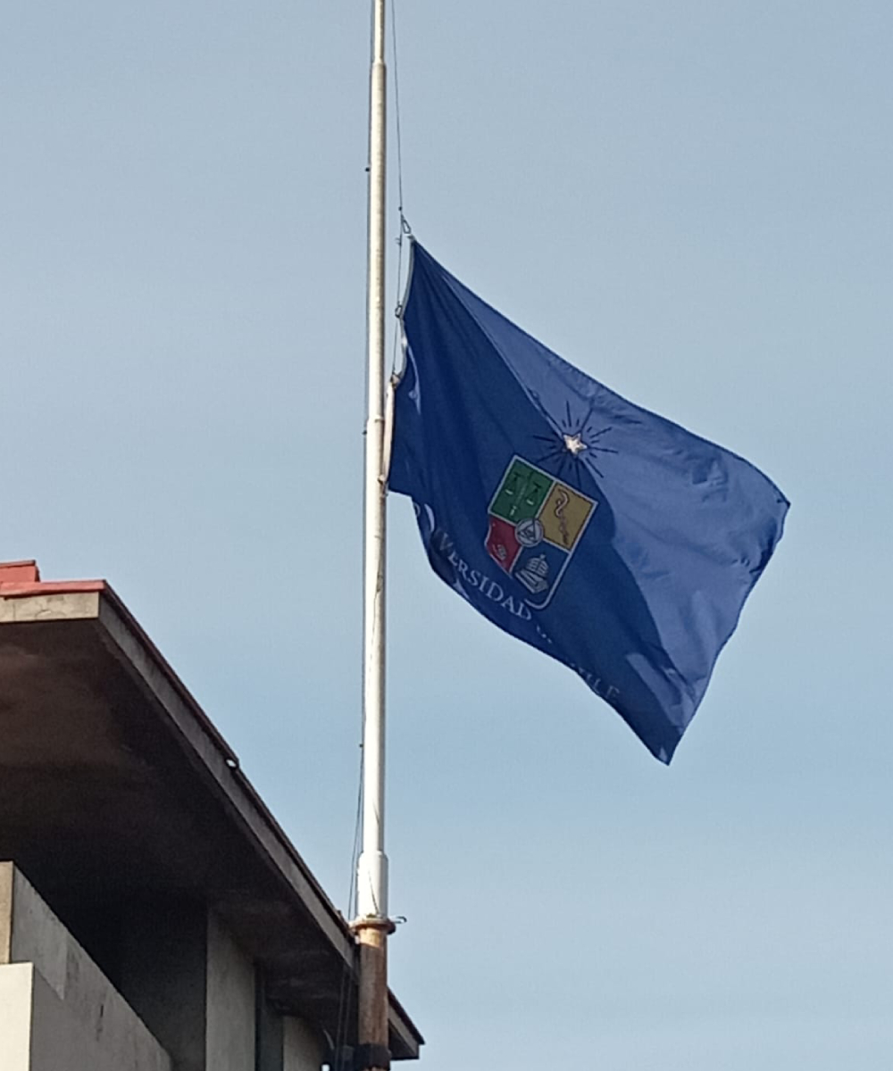 El estandarte de la Universidad de Chile izado a media asta en el edificio de Pío Nono.