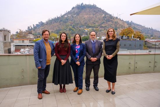 Izq. a derecha: profesor Víctor Manuel Avilés, abogada Claudia Sarmiento, profesora Paula Ahumada, profesor Enrique Navarro y la abogada Elisa Walker.