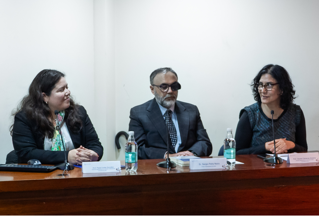 La actividad contó con la participación de la Directora del Departamento de Derecho Internacional, Paula Cortés; el vicepresidente de la Sochidi, Sergio Peña Neira; y la Directora del Departamento de Ciencias Penales, Claudia Cárdenas.