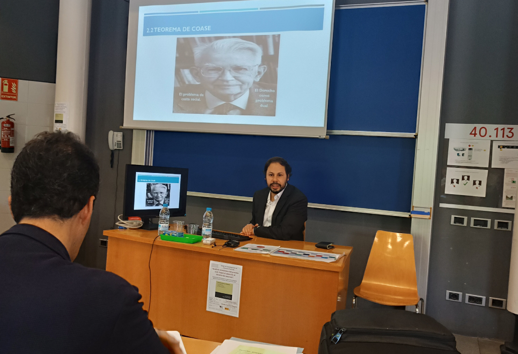 Profesor Nicolás Carrasco durante su exposición en la Universidad Pompeu Fabra.