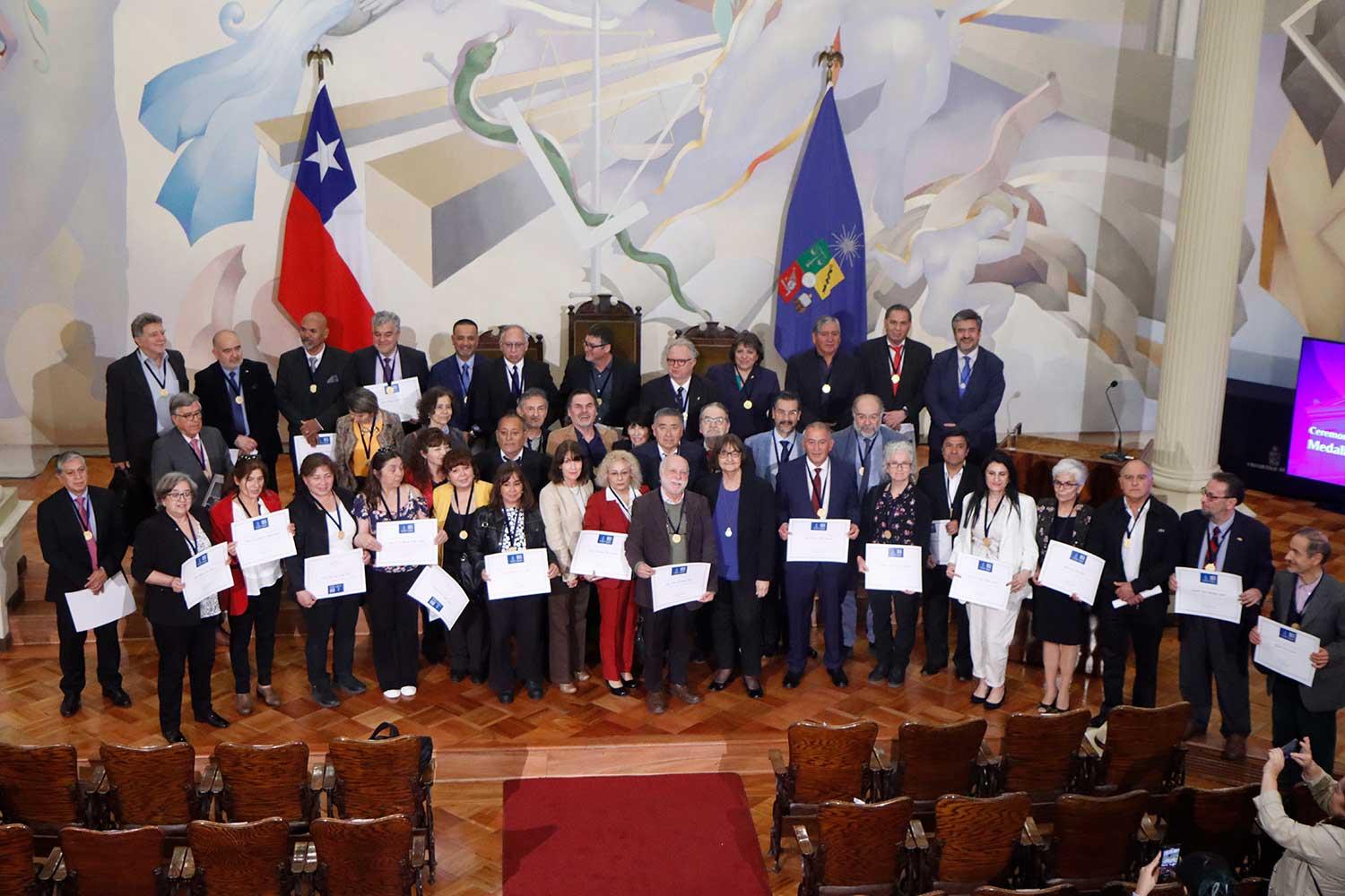 54 fueron las y los integrantes del plantel homenajeados en esta ceremonia que celebra el esfuerzo, compromiso y dedicación de quienes cumplieron 40 años en la Universidad de Chile.