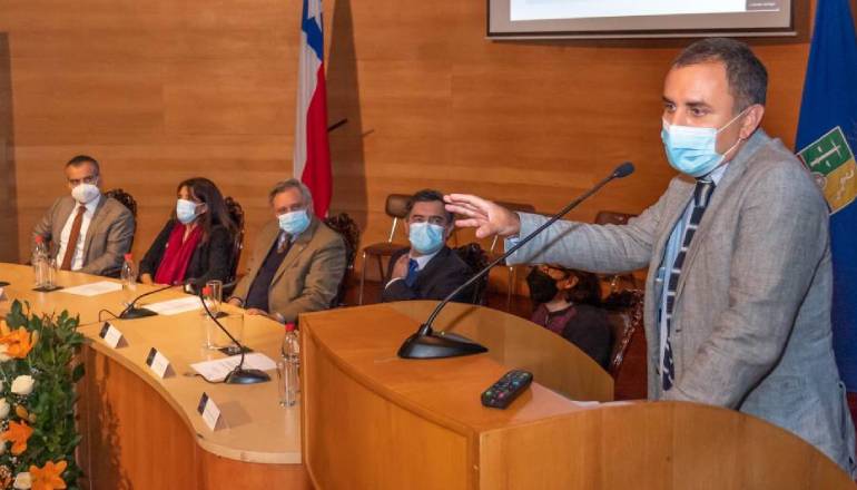 Profesor Francisco Soto inaugura Año Académico de la Escuela de Postgrado con clase magistral sobre regulación del proceso constituyente