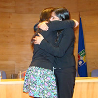 Un sentido abrazo entre la nueva presidenta, Constanza Martínez, y la saliente, Amanda Gaete,  simboliza el cambio de mando del CED.