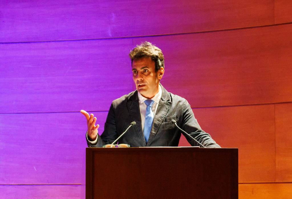 El Derecho Constitucional es una disciplina rígida que pretende adaptarse a una nueva realidad para salvaguardar el ejercicio de los derechos fundamentales en el espacio digital, explicó el profesor Víctor Cuesta.