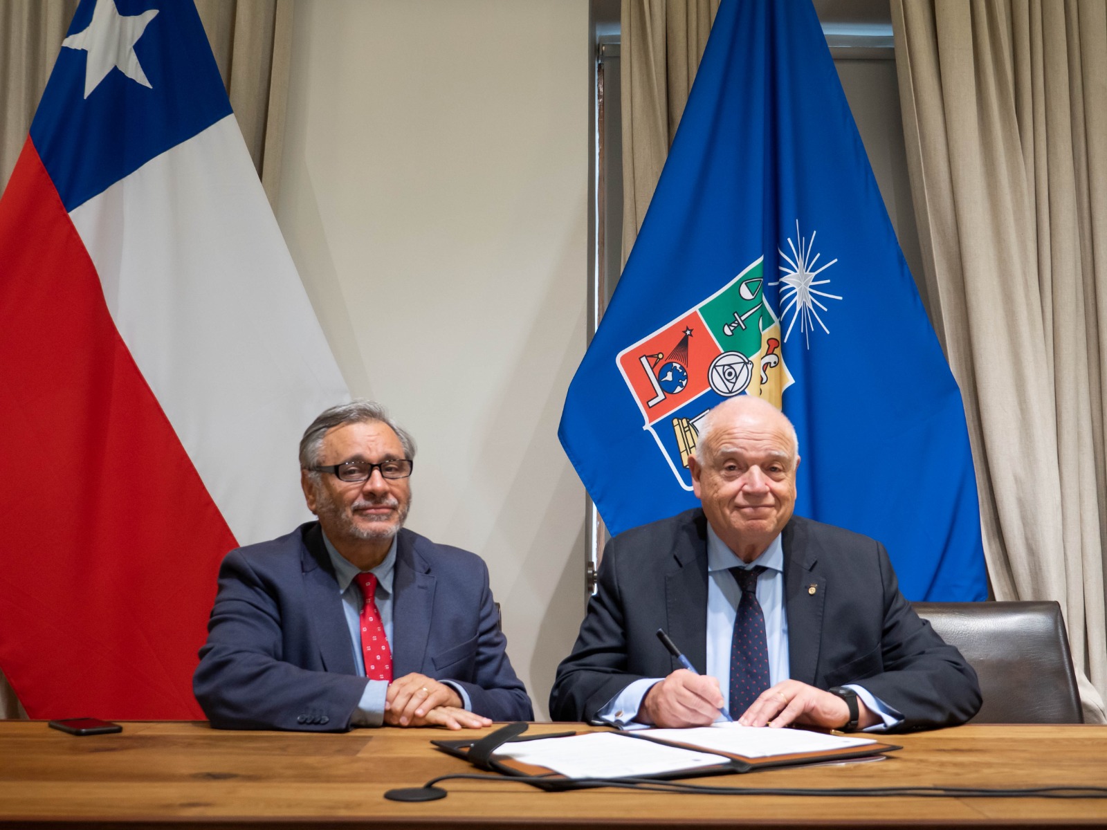 El convenio fue firmado por el Decano Pablo Ruiz-Tagle y el juez Ricardo Pérez, presidente de la CIDH.