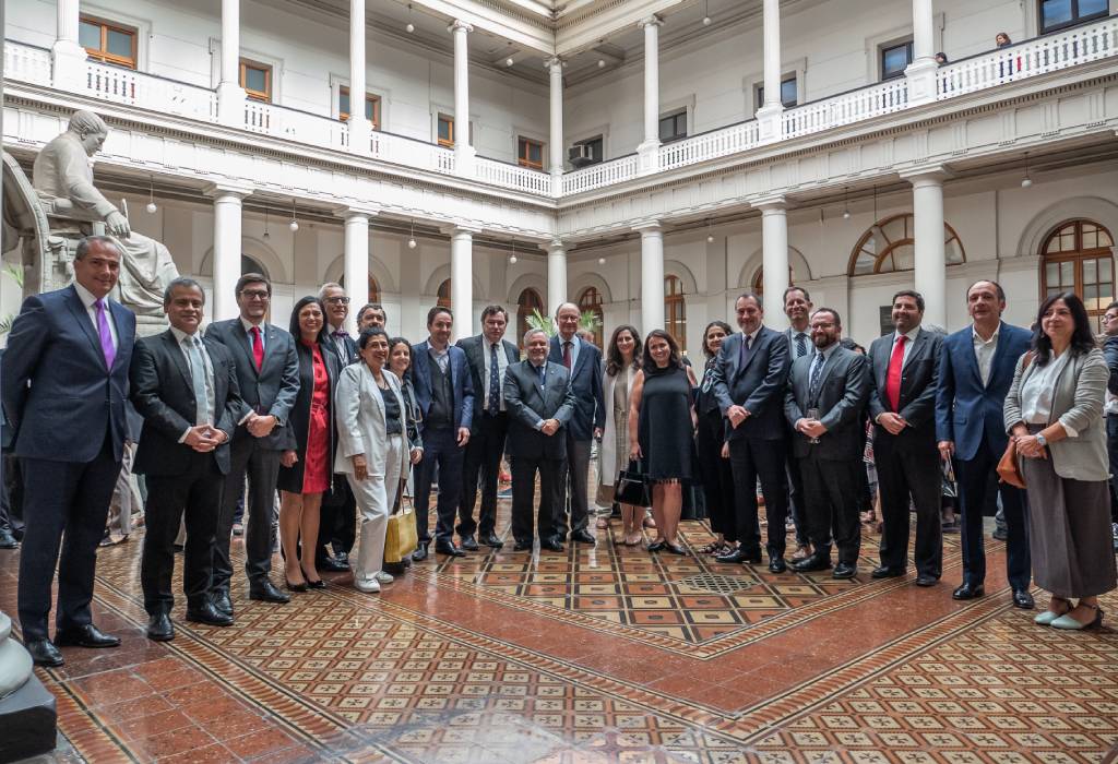 Autoridades y académicos de la Facultad de Derecho de la U. de Chile acompañaron al profesor Barros durante la ceremonia efectuada en Casa Central.