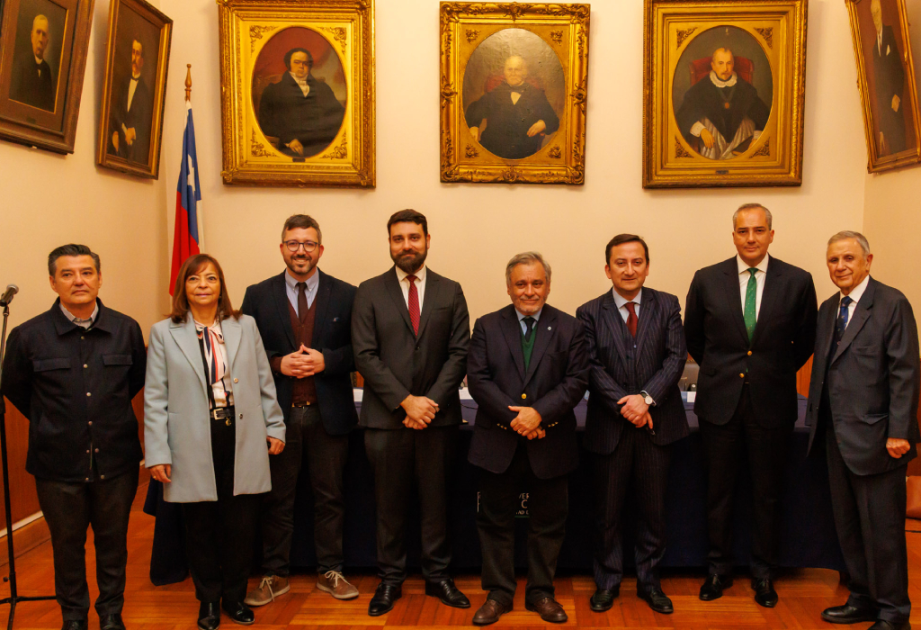La comunidad universitaria se reunió en la Sala de Facultad, reconociendo la influencia de una académica que dejó huella en varias generaciones de abogadas y abogados.