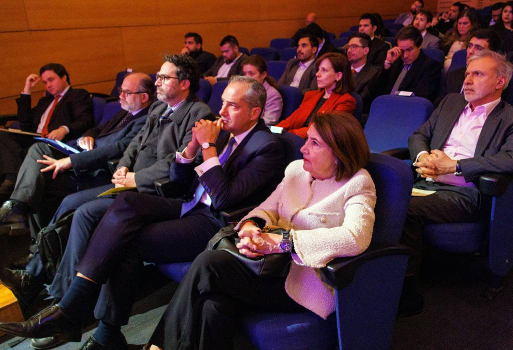 El expositor de la jornada afirmó que es necesaria "una actualización transversal" del ordenamiento jurídico, ya que los problemas del mundo digital afectan a todas las disciplinas del derecho.