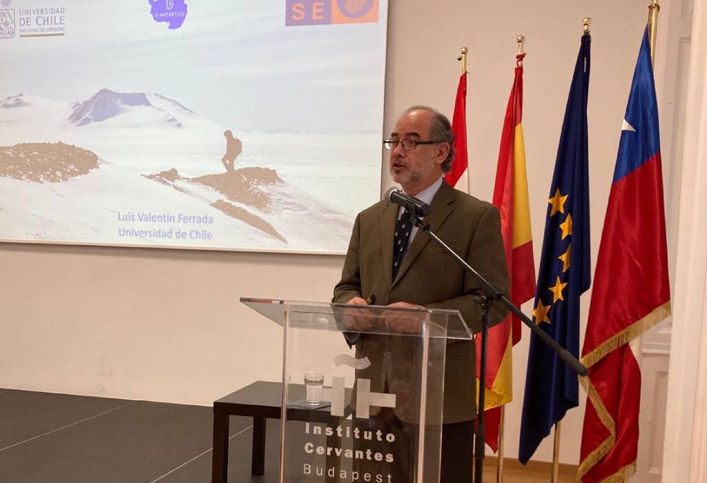 El profesor brindó una conferencia sobre la Política Antártica Nacional y las actividades de Chile en el Sexto Continente.