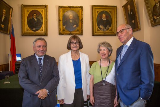 Decano Pablo Ruiz-Tagle, Rectora Rosa Devés, Amanda Valdovinos y Claudio Grossman.