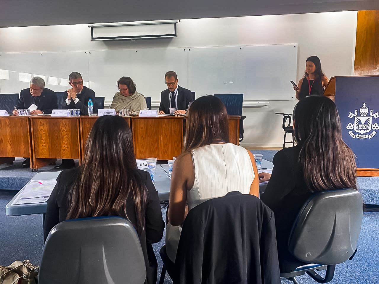 La competición implica que los equipos asuman roles de litigantes en el contexto de un litigio simulado, donde debe elegirse el foro donde litigar y el derecho que debe aplicarse a un caso privado de naturaleza transfronteriza.