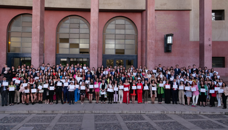Generación de estudiantes celebra por primera vez su ceremonia de egreso en edificio de Pío Nono