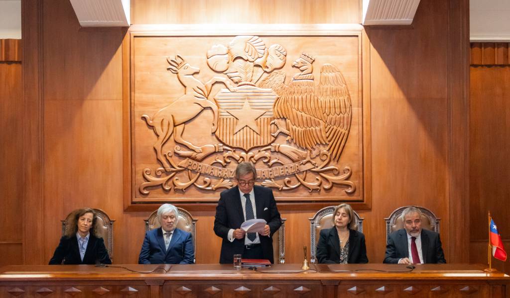 La ceremonia fue encabezada por el presidente del Tribunal Calificador de Elecciones y profesor del Departamento de Derecho Comercial, Ministro Arturo Prado.