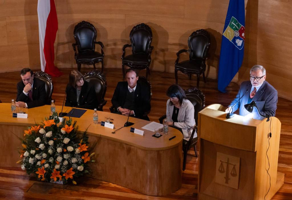 "Nuestras casas de estudio hicieron mucho durante el estallido, y lo siguen haciendo para mantener la paz", reafirmó el Decano Pablo Ruiz-Tagle en su discurso.