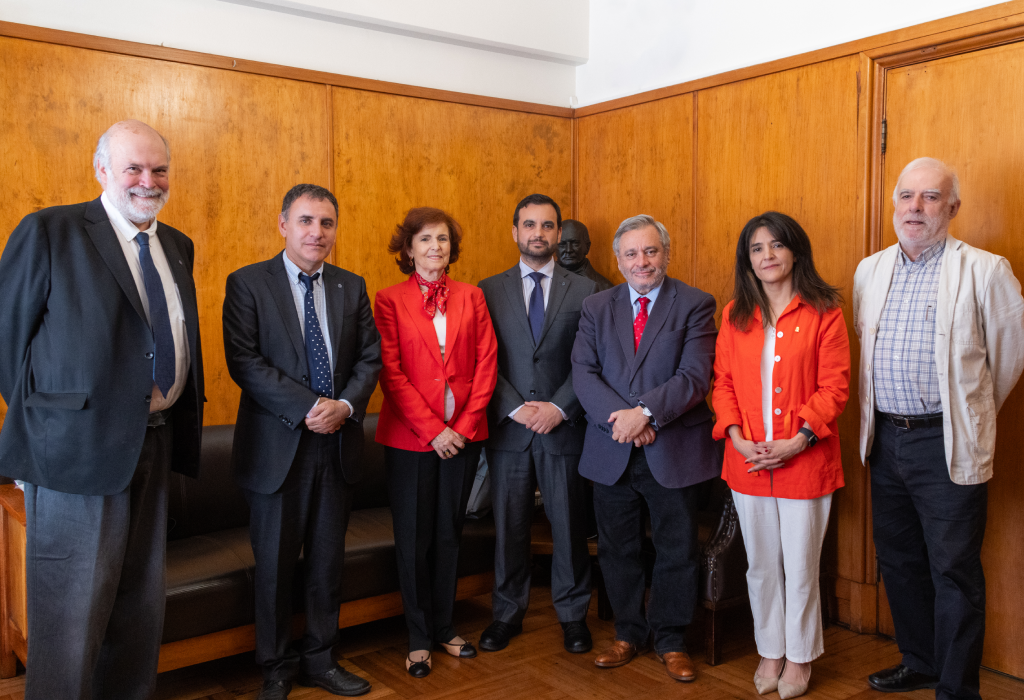 De izquiera a derecha: Prof. Cristián Maturana; Vicedecano Francisco Soto; Prof. Teresa Armenta; Ministro de Justicia, Jaime Gajardo; Decano, Pablo Ruiz-Tagle; Prof. Renée Rivero; y Prof. José Esteve.