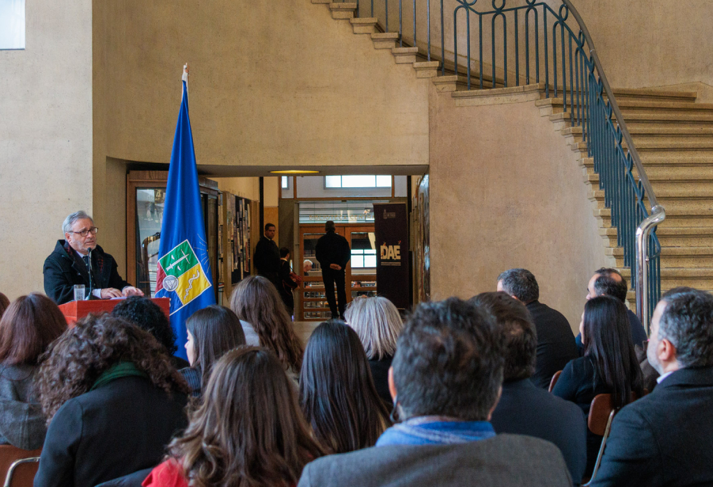 El Decano Pablo Ruiz-Tagle encabezó la inauguración de las nuevas dependencias de la Oficina de Género y Diversidades Sexuales, que se encontrará ubicada frente a la Dirección de Asuntos Estudiantiles.