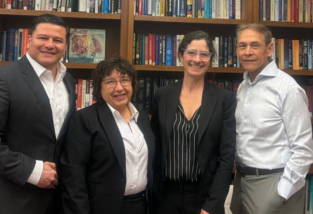 Marlon Q. Paz, Jésica Torres, Decana Sophia Z. Lee, y Fernando Chang-Muy.