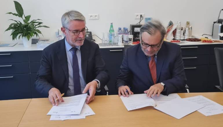 Facultad de Derecho de la U. de Chile suscribe convenio de cooperación con Instituto de Formación Notarial de Francia
