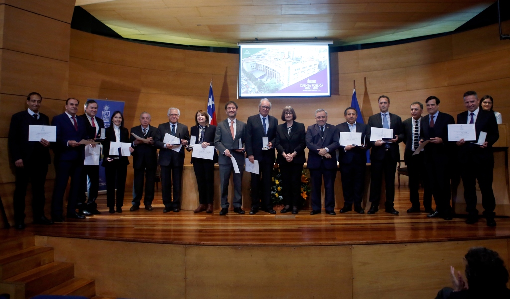 En el encuentro fueron homenajeado 15 académicos y académicas tras cumplir 25 años de servicio en la Facultad de Derecho de la Universidad de Chile.