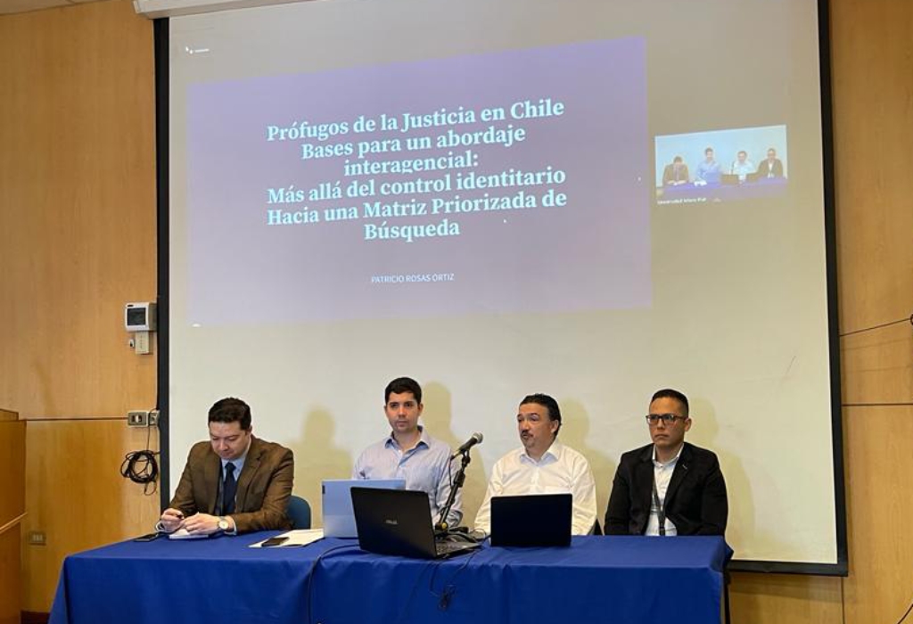 Cómo abordar la situación de los prófugos de la justicia en Chile fue uno de los puntos abordados por el profesor Patricio Rosas en su ponencia.