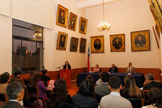La pasante Vania Carrasco habló en nombre de los alumnos.